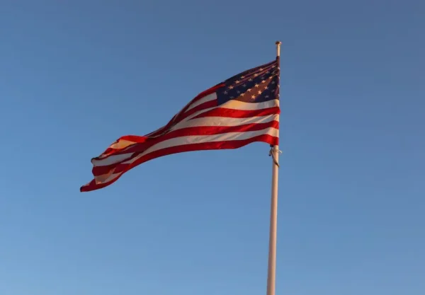 Bandera de Estados Unidos ondeando, imagen ilustrativa sobre cómo la Embajada de Estados Unidos felicita a Costa Rica por la captura de alias "Diablo".