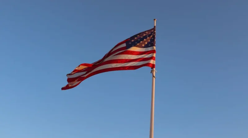 Bandera de Estados Unidos ondeando, imagen ilustrativa sobre cómo la Embajada de Estados Unidos felicita a Costa Rica por la captura de alias "Diablo".
