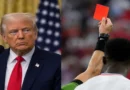 Donald Trump durante una comparecencia junto a una tarjeta roja de fútbol, imagen ilustrativa sobre cómo Trump pide a la FIFA revisar la expulsión de un jugador estadounidense.