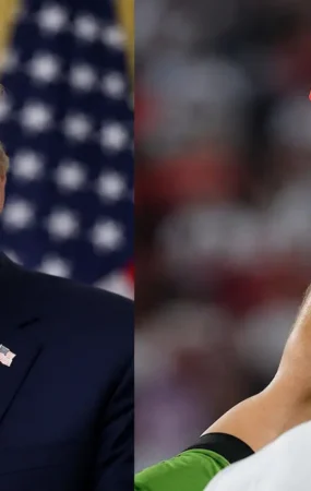 Donald Trump durante una comparecencia junto a una tarjeta roja de fútbol, imagen ilustrativa sobre cómo Trump pide a la FIFA revisar la expulsión de un jugador estadounidense.
