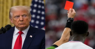 Donald Trump durante una comparecencia junto a una tarjeta roja de fútbol, imagen ilustrativa sobre cómo Trump pide a la FIFA revisar la expulsión de un jugador estadounidense.
