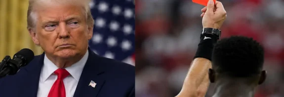 Donald Trump durante una comparecencia junto a una tarjeta roja de fútbol, imagen ilustrativa sobre cómo Trump pide a la FIFA revisar la expulsión de un jugador estadounidense.